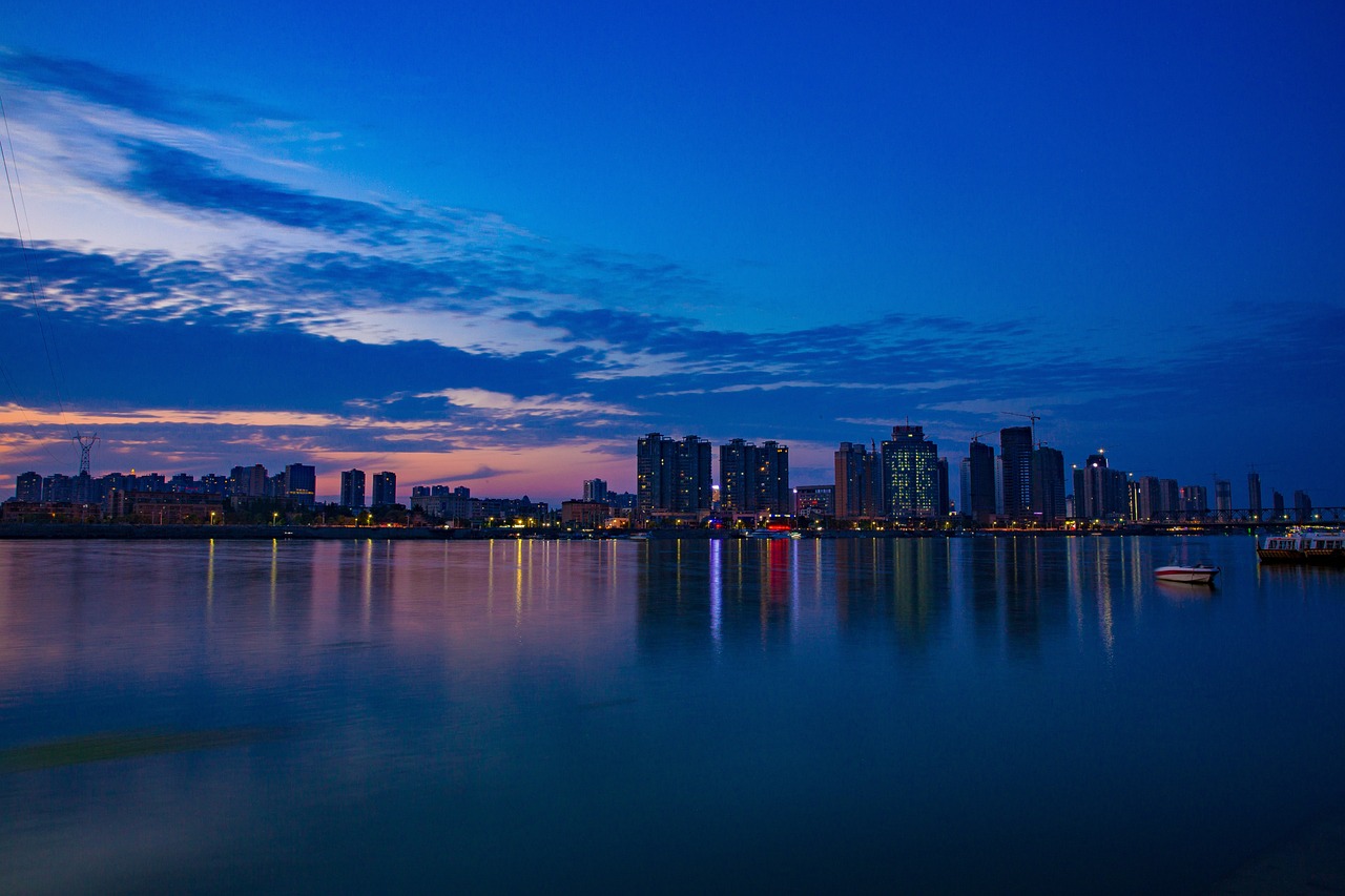 探索全球夜景之美，夜晚世界的迷人风采